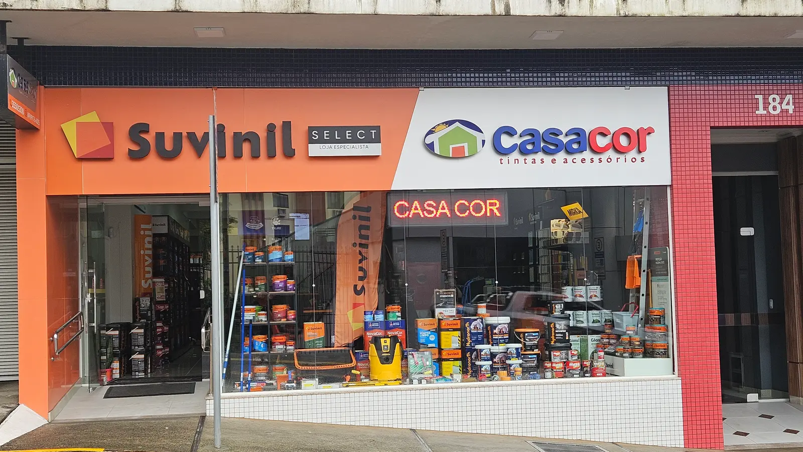 Fachada da Casacor em Joaçaba, número 184 da Rua Treze de Maio, com as placas Suvinil Select Loja Especialista e Casacor