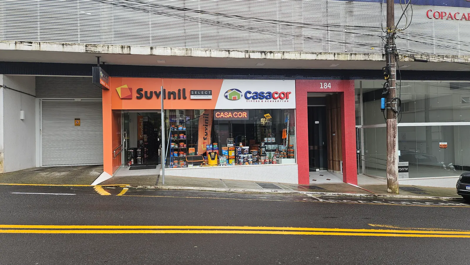 Rua Treze de Maio em Joaçaba com a fachada da Casacor ao centro