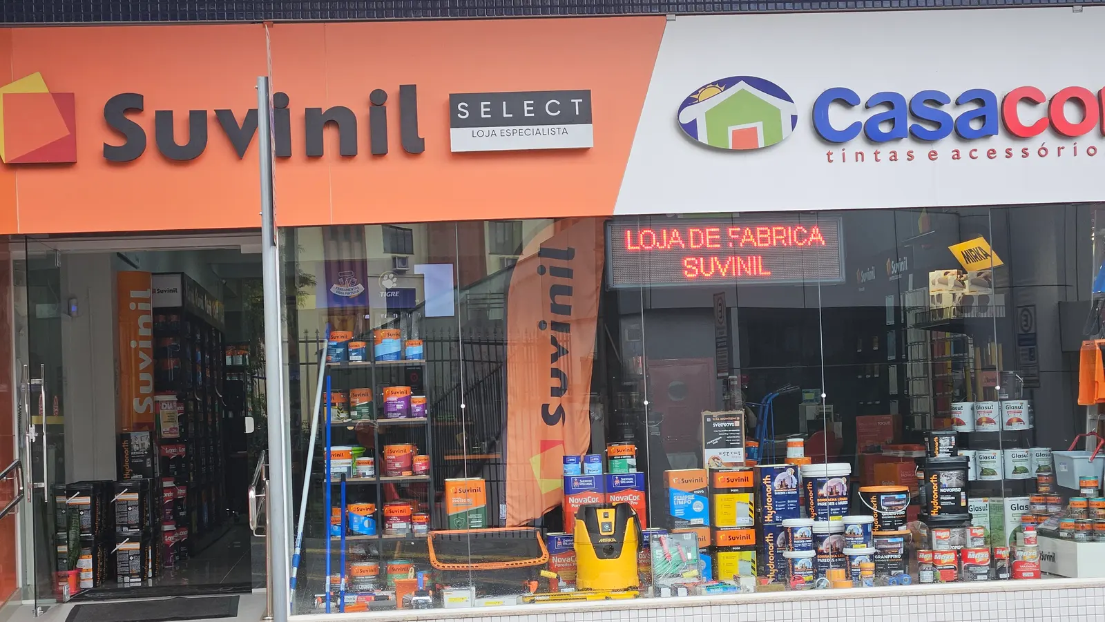 Vitrine da Casacor em Joaçaba com tintas Suvinil, ferramentas de pintura e aspirador