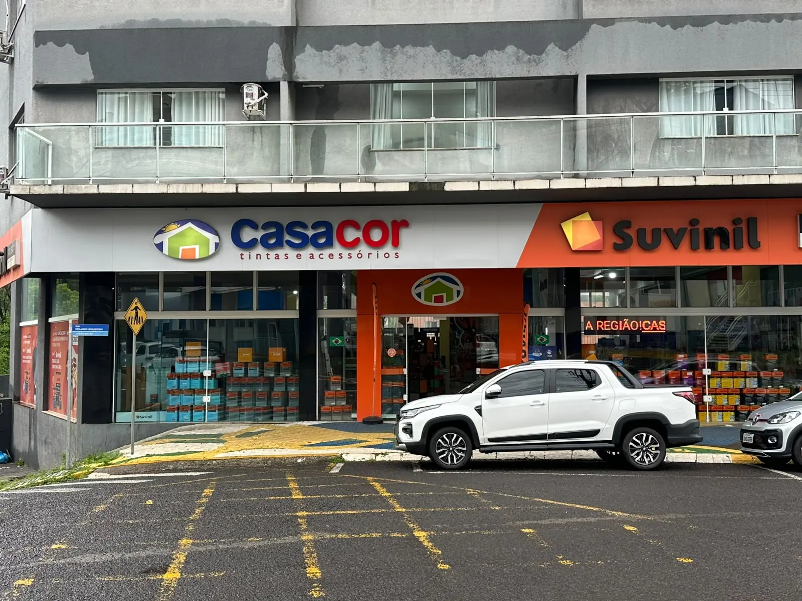 Entrada da loja Casacor em Videira, com latas de tinta Suvinil expostas nas vitrines