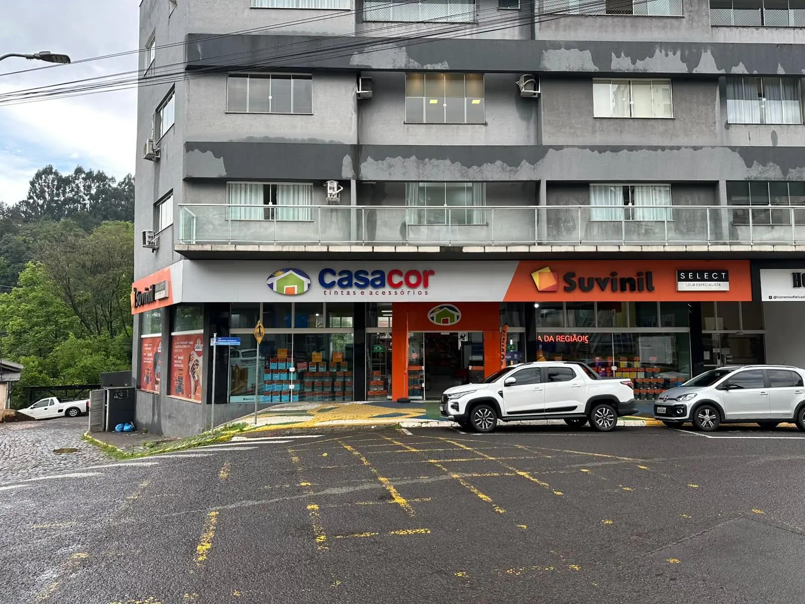 Fachada da Casacor Tintas e Acessórios em Videira, com as placas Casacor e Suvinil Select Loja Especialista